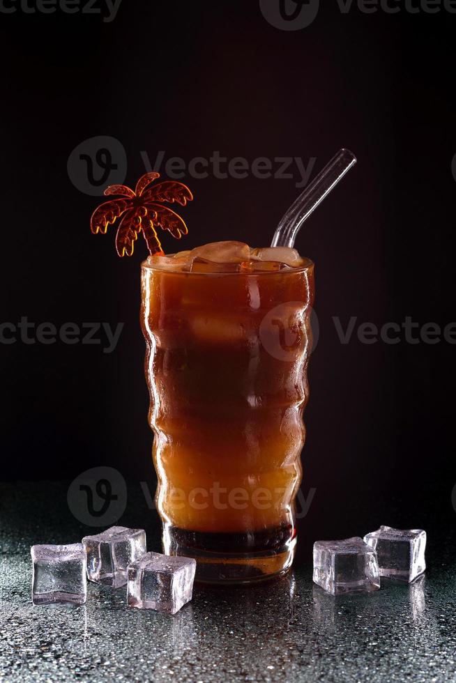 bevanda fredda al caffè o cocktail con ghiaccio su uno sfondo scuro foto