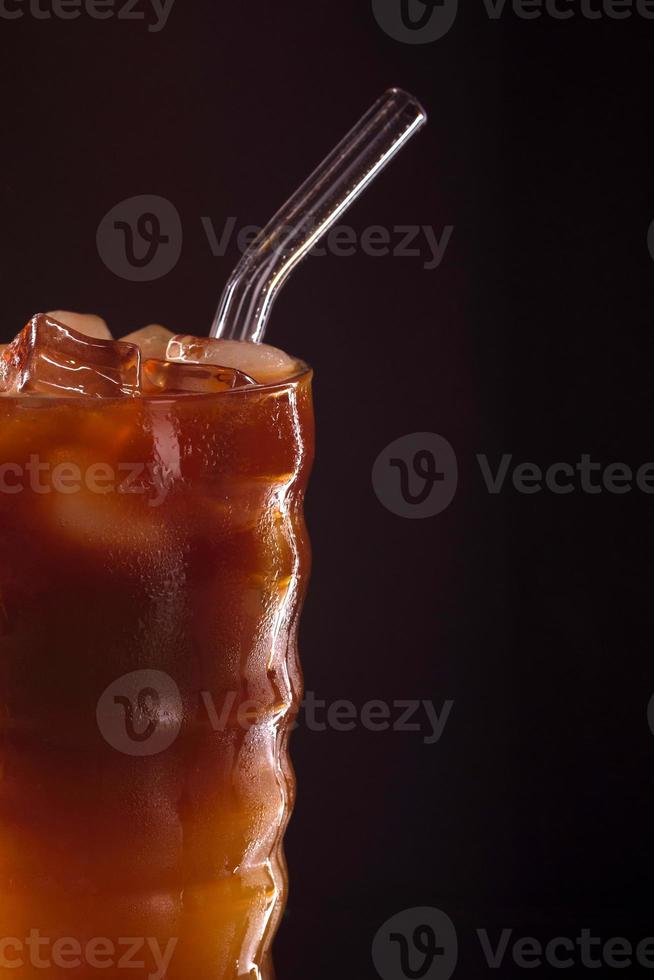 bevanda fredda al caffè o cocktail con ghiaccio su uno sfondo scuro foto