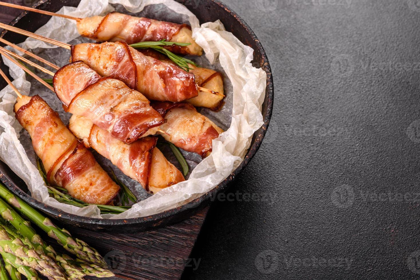 rollè con pancetta e macinato di pollo su spezzatino con asparagi freschi foto