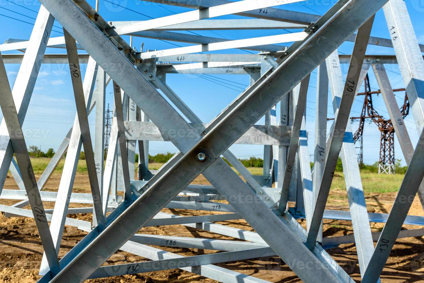 colonna elettrica ad alta tensione da sotto foto