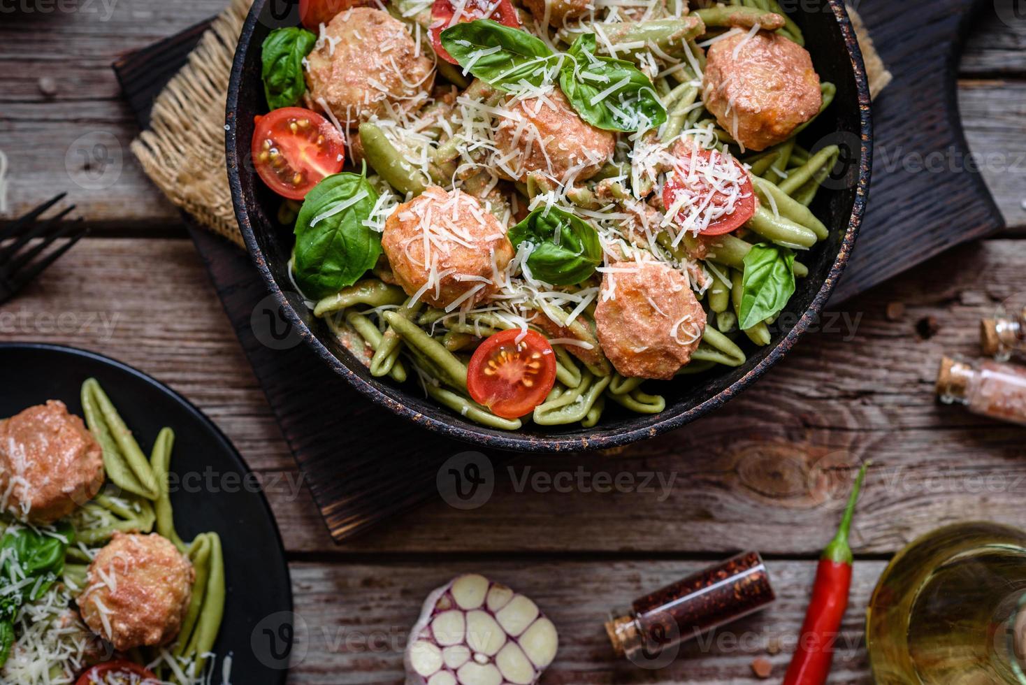 buonissima pasta fresca con polpette, sugo, pomodorini e basilico foto