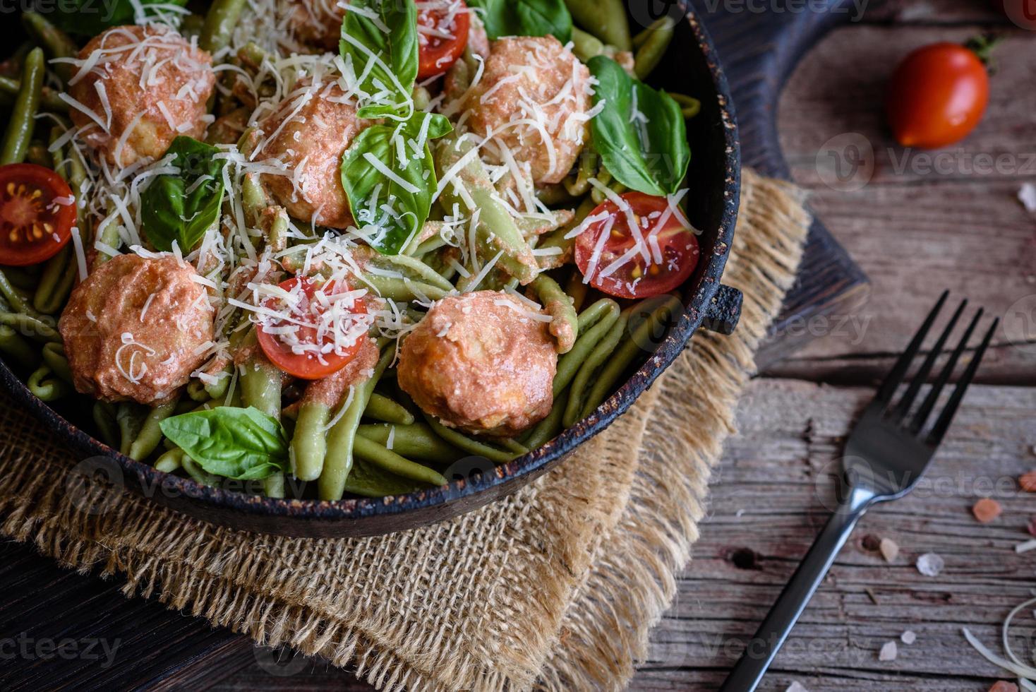 buonissima pasta fresca con polpette, sugo, pomodorini e basilico foto