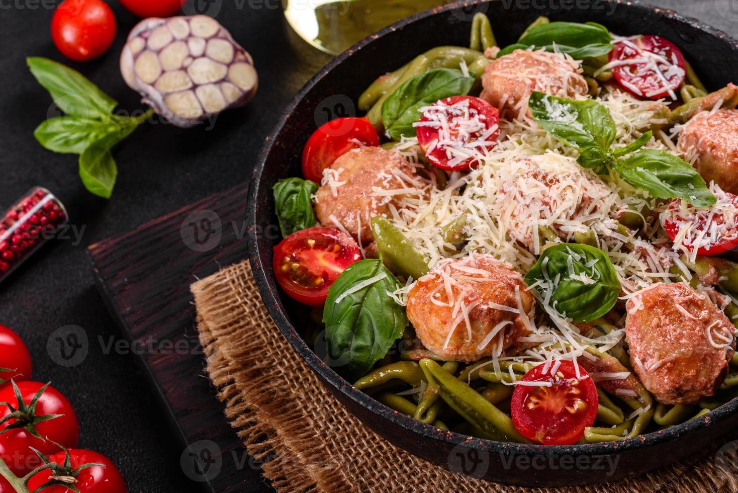 buonissima pasta fresca con polpette, sugo, pomodorini e basilico foto