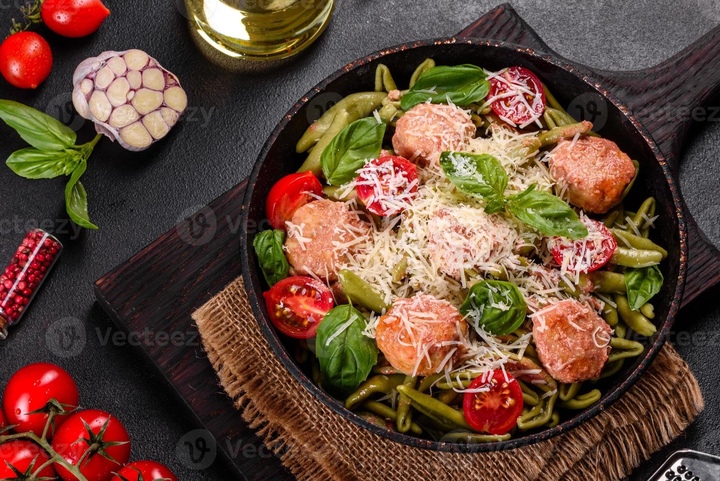 buonissima pasta fresca con polpette, sugo, pomodorini e basilico foto