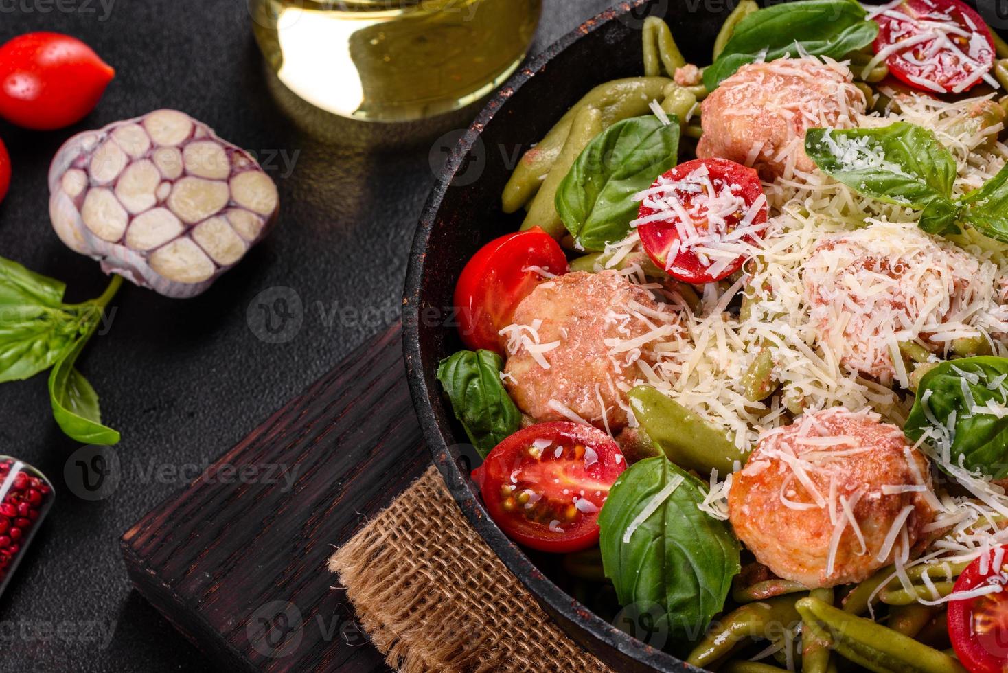 buonissima pasta fresca con polpette, sugo, pomodorini e basilico foto