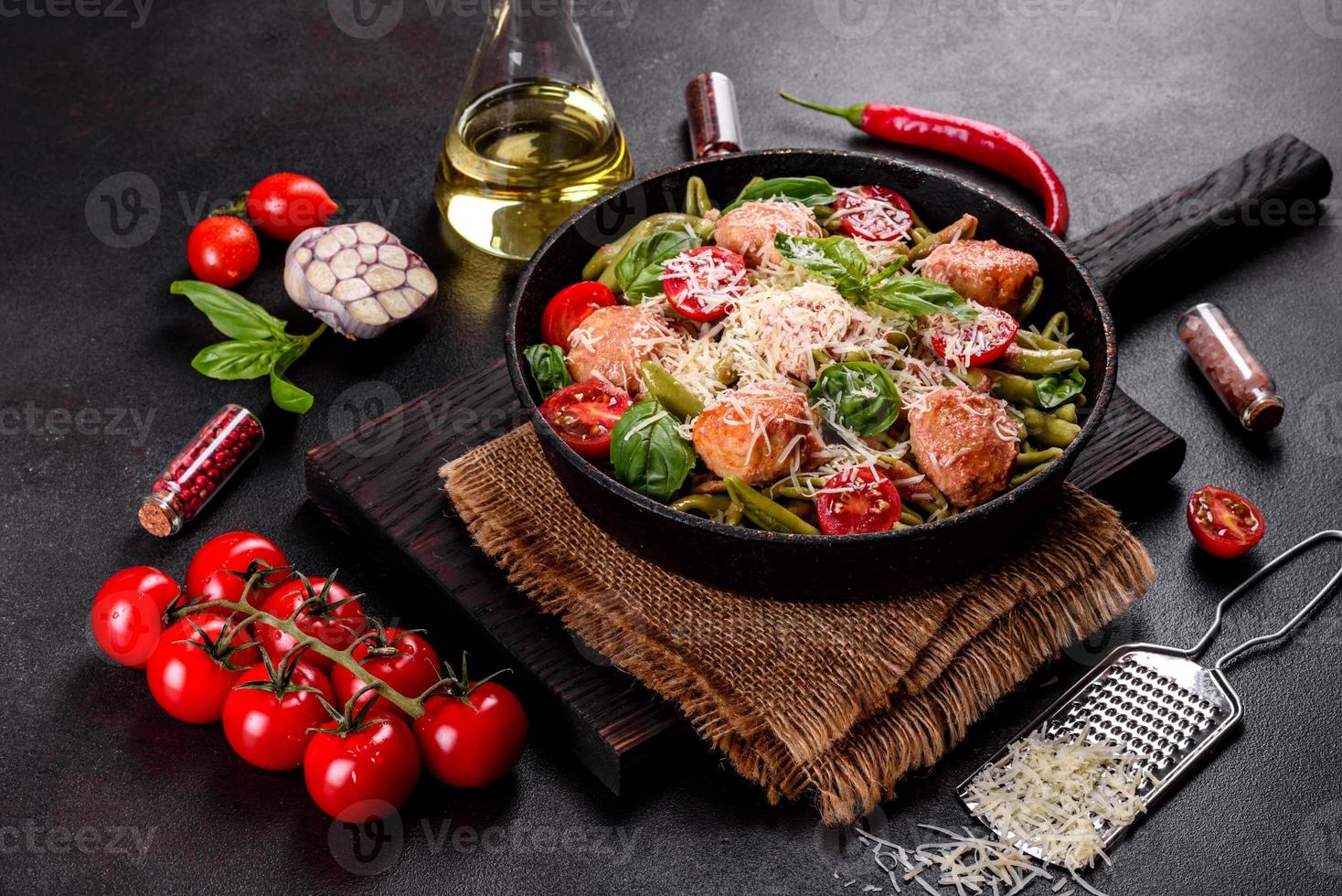 buonissima pasta fresca con polpette, sugo, pomodorini e basilico foto