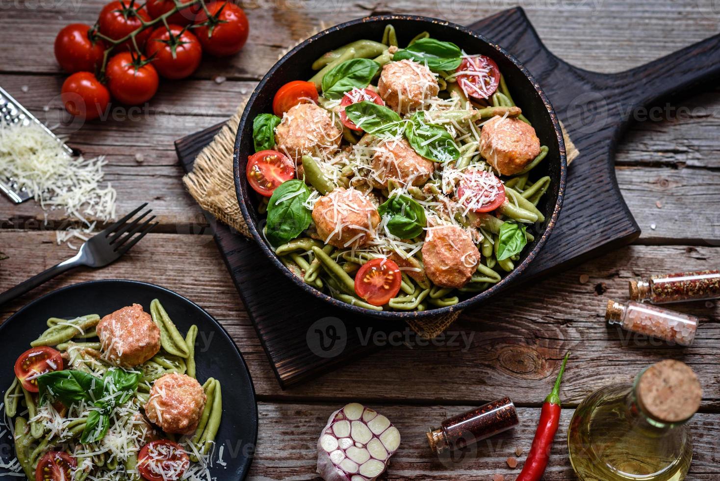 buonissima pasta fresca con polpette, sugo, pomodorini e basilico foto