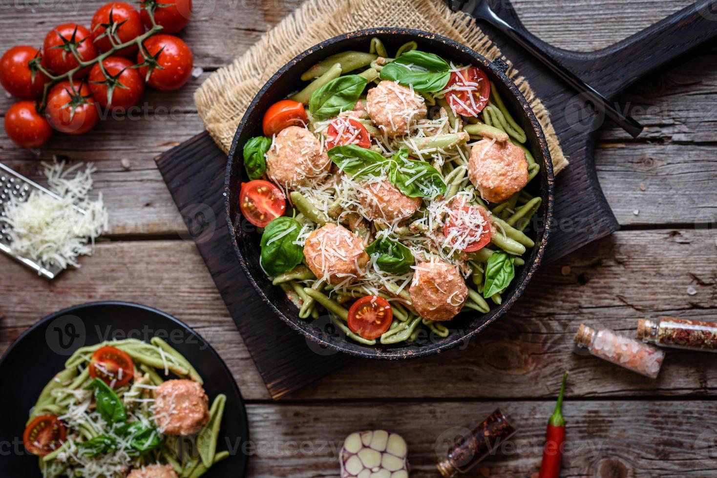 buonissima pasta fresca con polpette, sugo, pomodorini e basilico foto