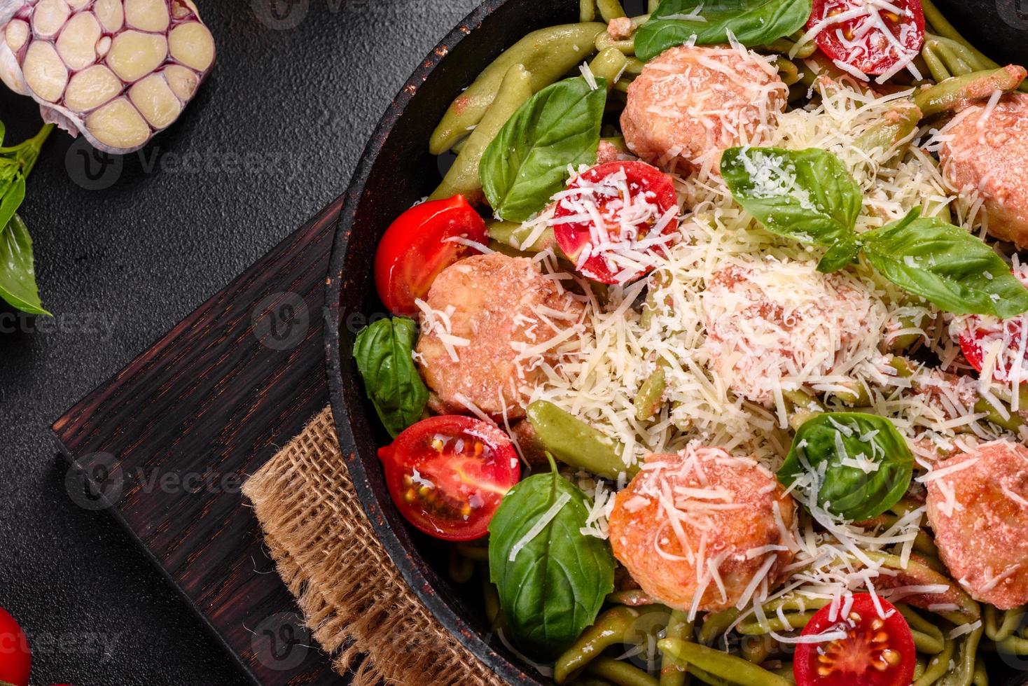 buonissima pasta fresca con polpette, sugo, pomodorini e basilico foto