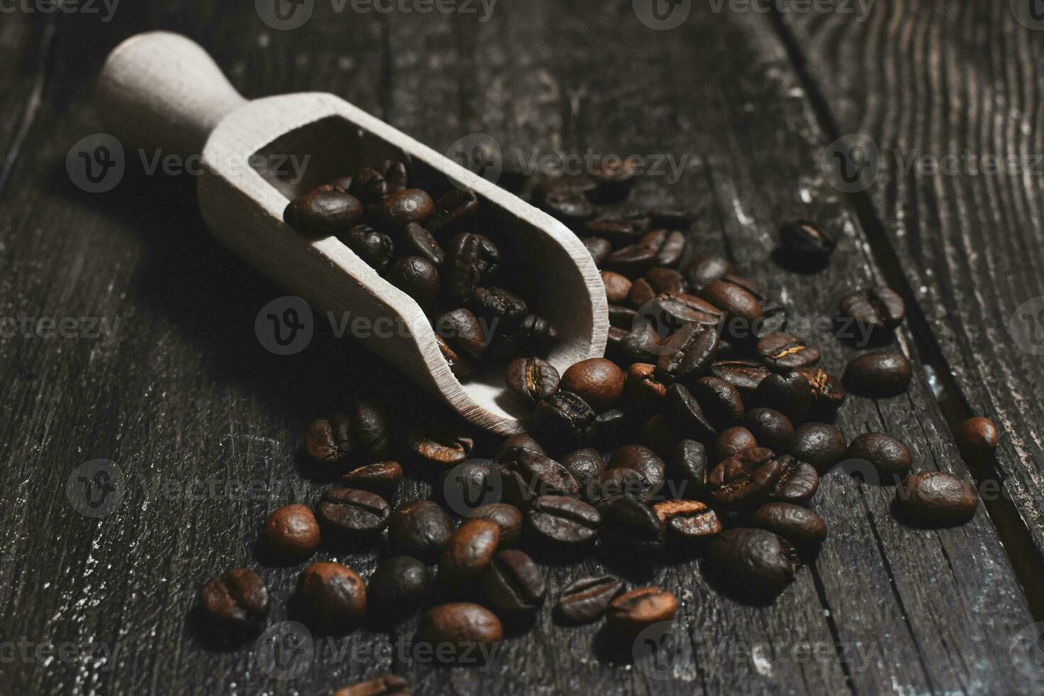 chicchi di caffè sul tavolo di legno foto