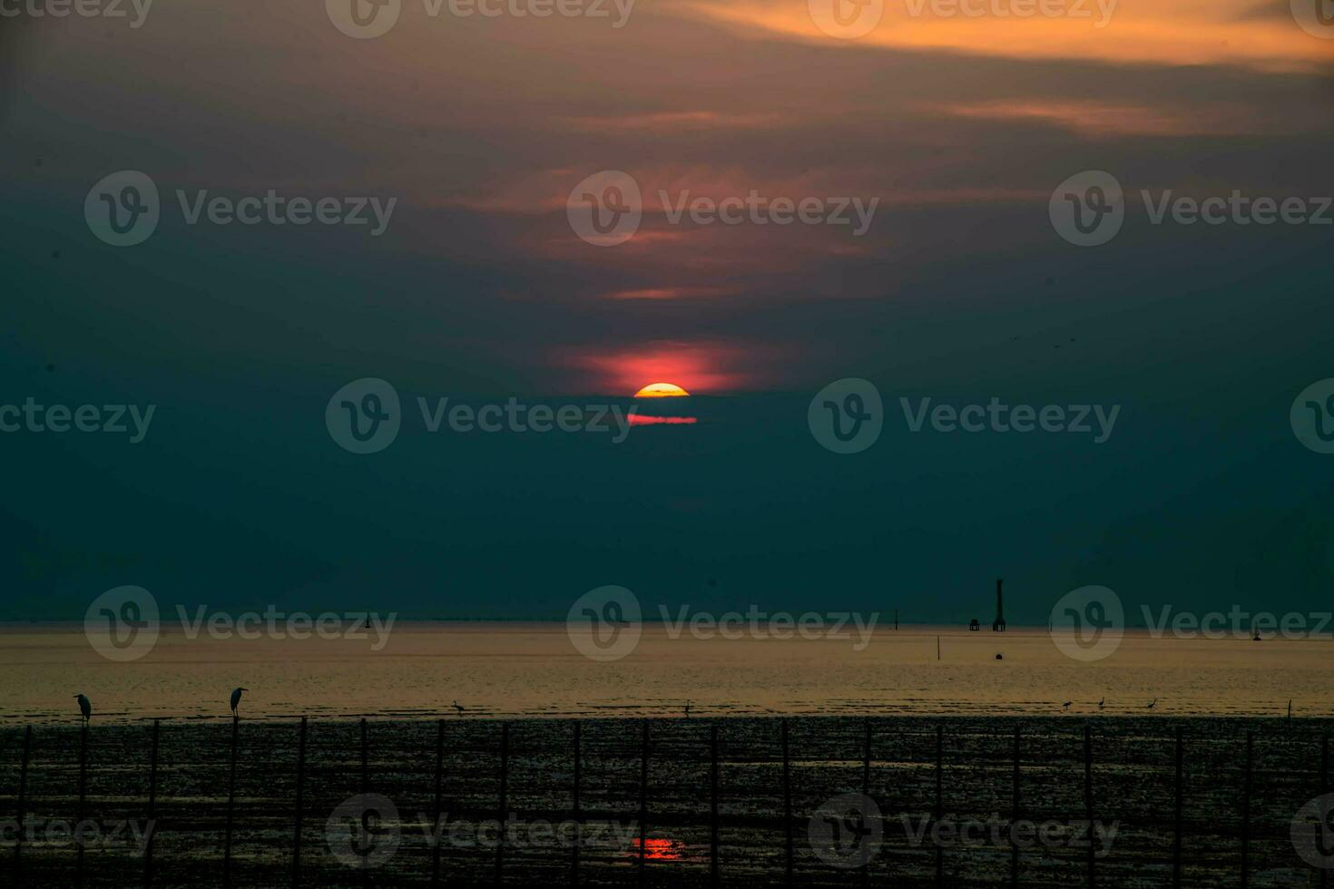 bellissimo paesaggio di tramonto nel il sera con diverso tono sfondo, bene per generale scopi. foto