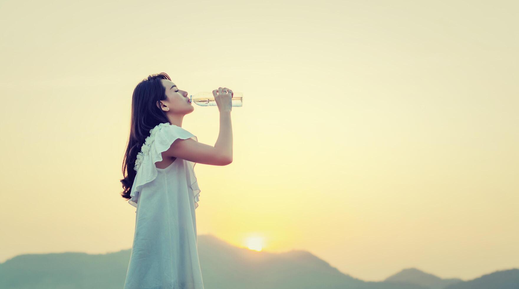 donna che beve acqua per la sete foto