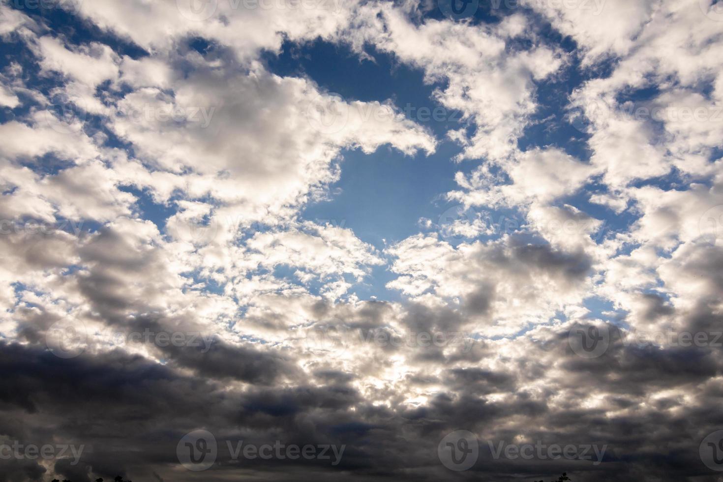 nube scure raccolte, formando pioggia in thailandia foto