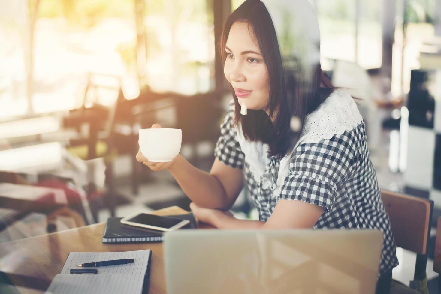 bella donna seduta e bere caffè al bar. foto