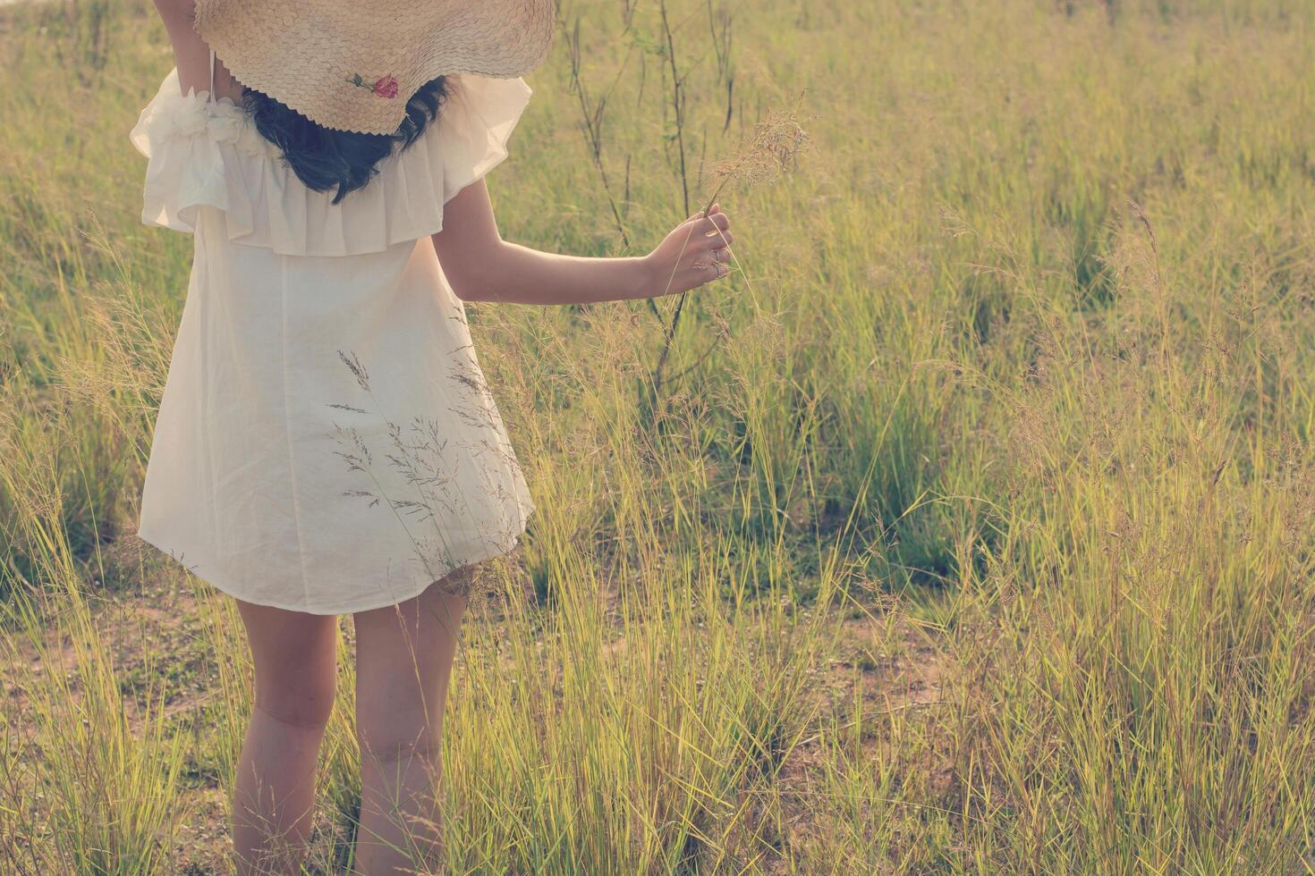 bella giovane donna che si gode la natura favolosa, uno stile morbido da sogno foto