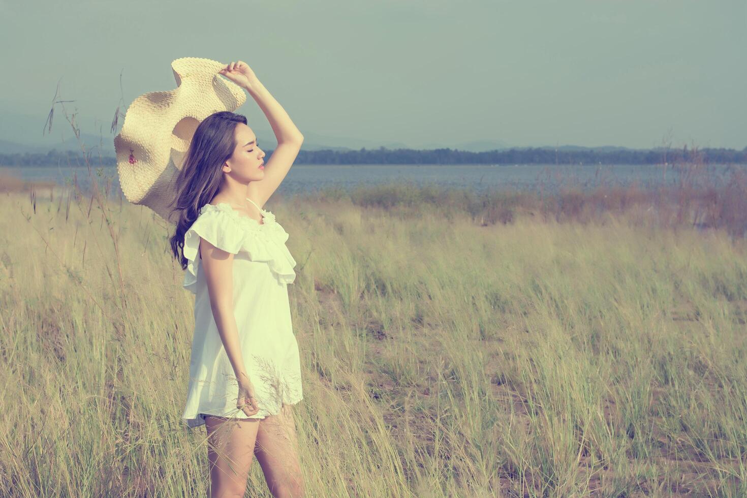 bella giovane donna che si gode la natura favolosa, uno stile morbido da sogno foto