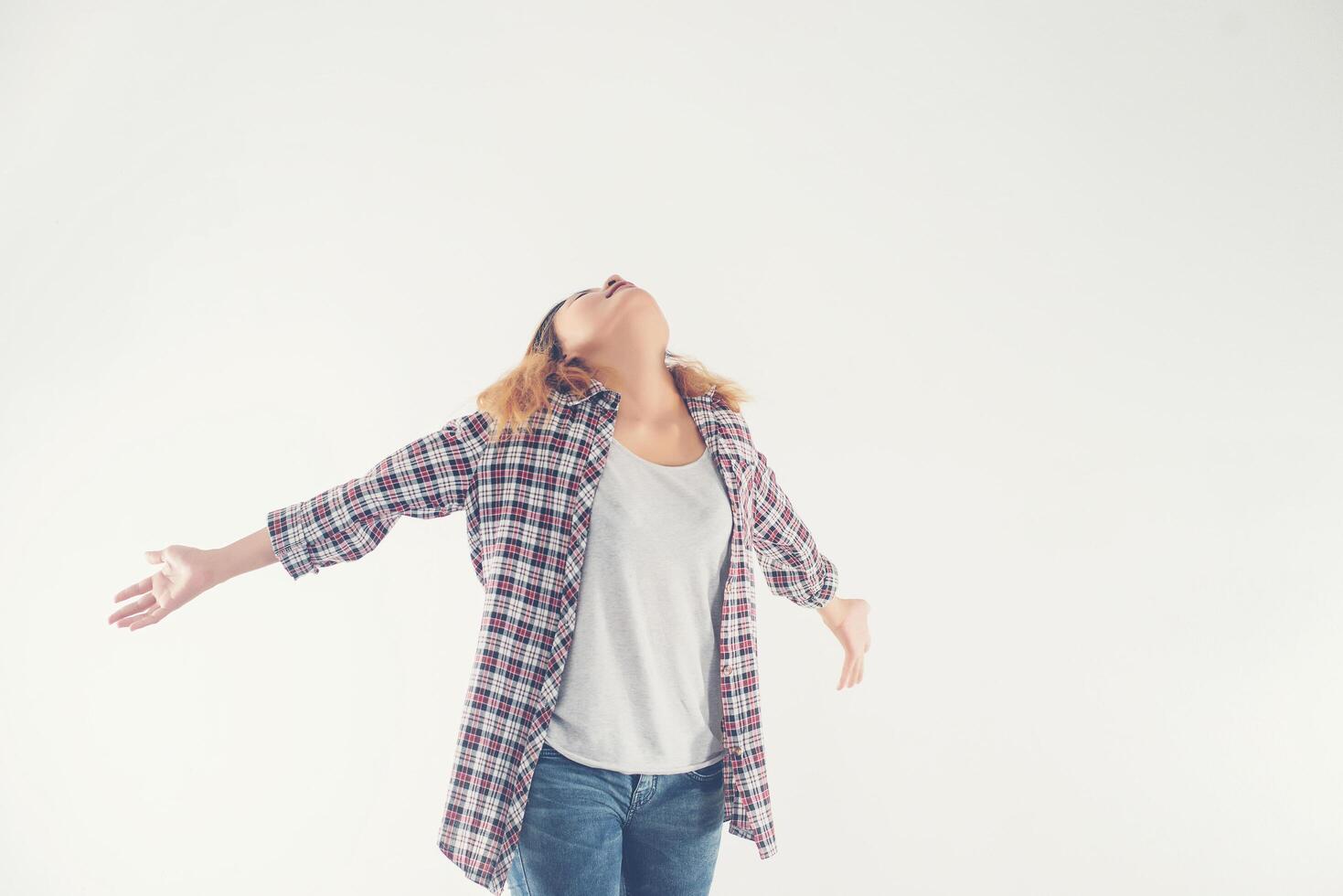 libertà giovane donna hipster alzando la mano con sopra isolato foto