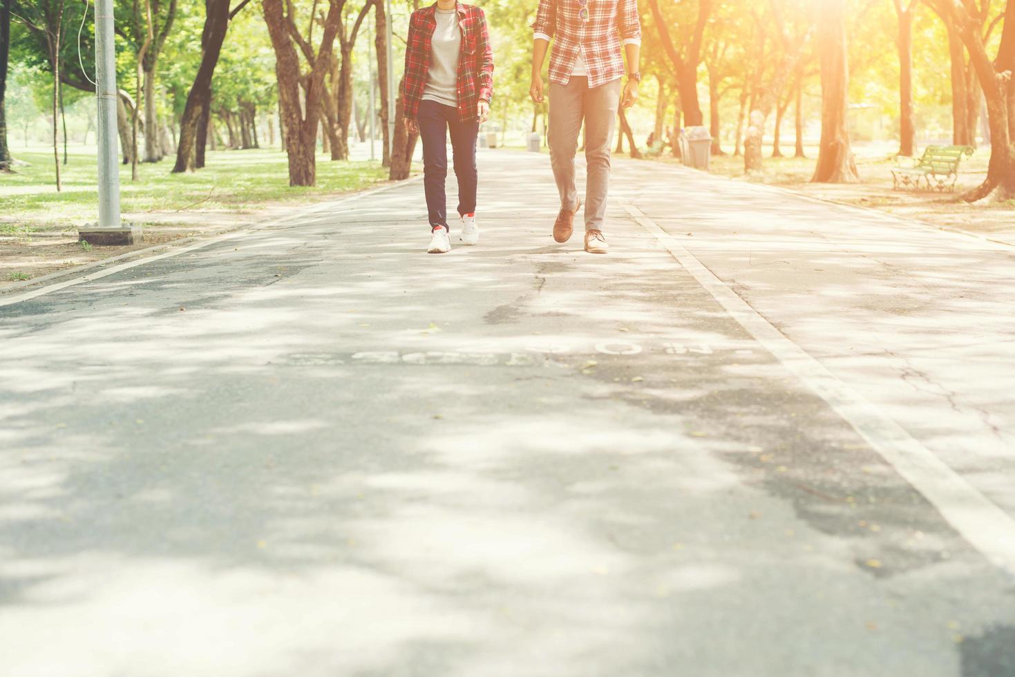 coppia di giovani adolescenti che camminano insieme nel parco, vacanza rilassante. foto