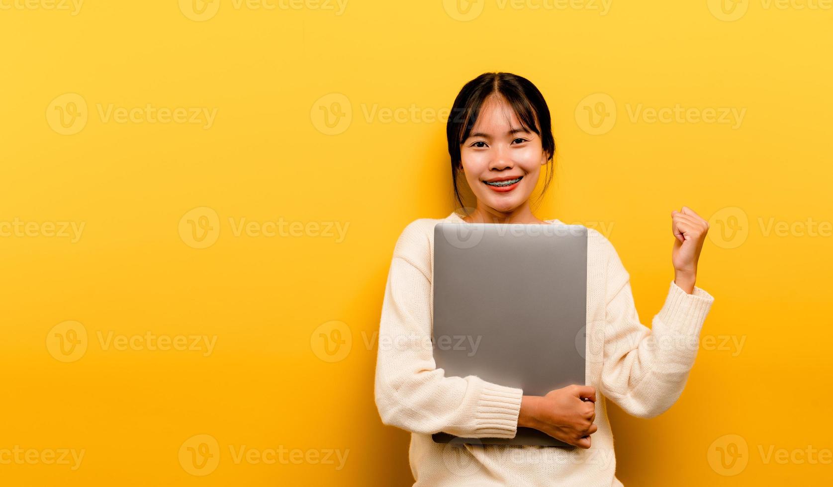 donna asiatica e laptop e sono felice di lavorare foto