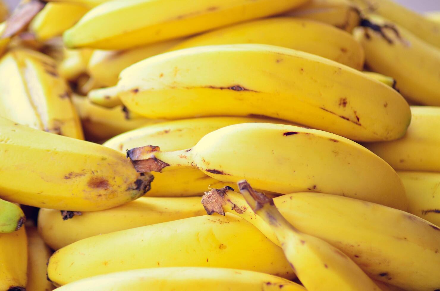 vendita di banane mature tropicali nel mercato foto