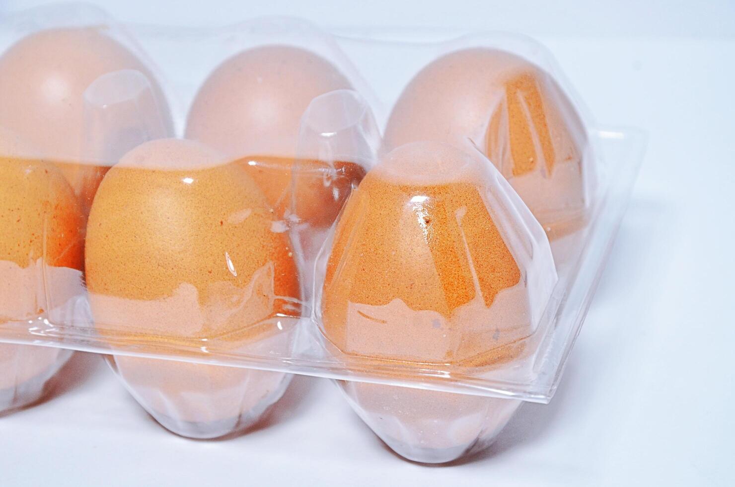 uovo in un contenitore di plastica foto