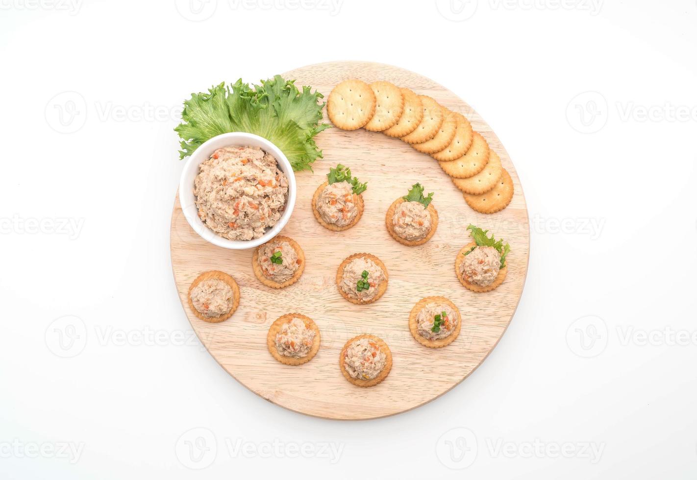 insalata di tonno con cracker su sfondo bianco foto