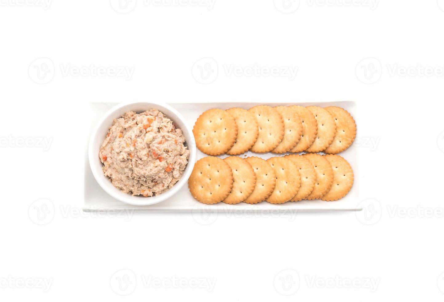 insalata di tonno con cracker su sfondo bianco foto