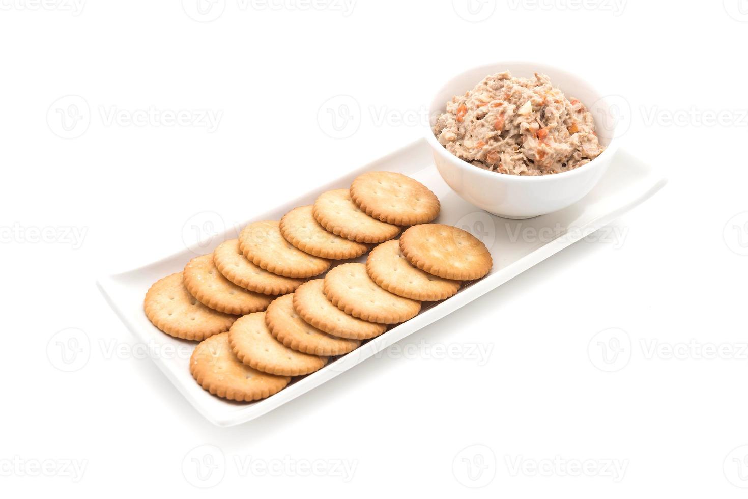 insalata di tonno con cracker su sfondo bianco foto