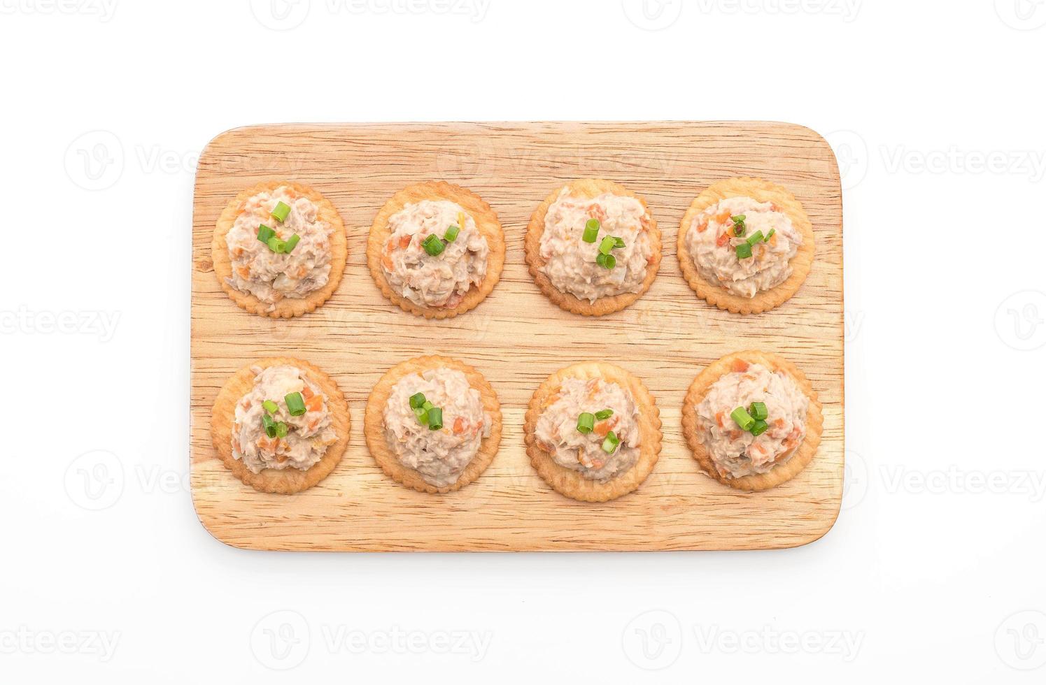 insalata di tonno con cracker su sfondo bianco foto