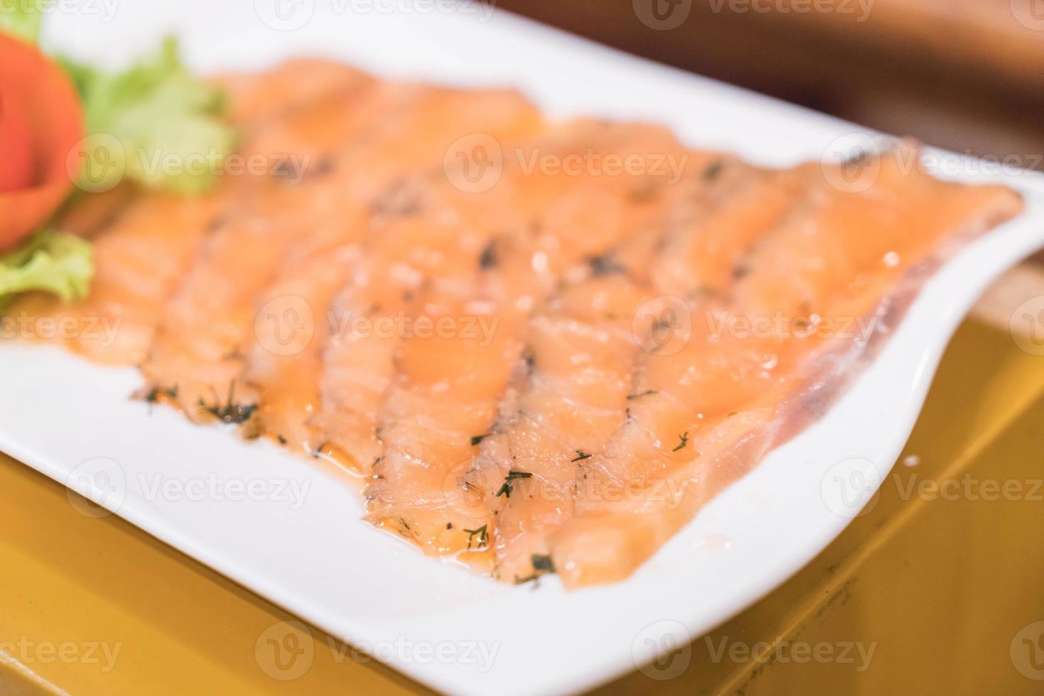 salmone affumicato su piatto bianco foto