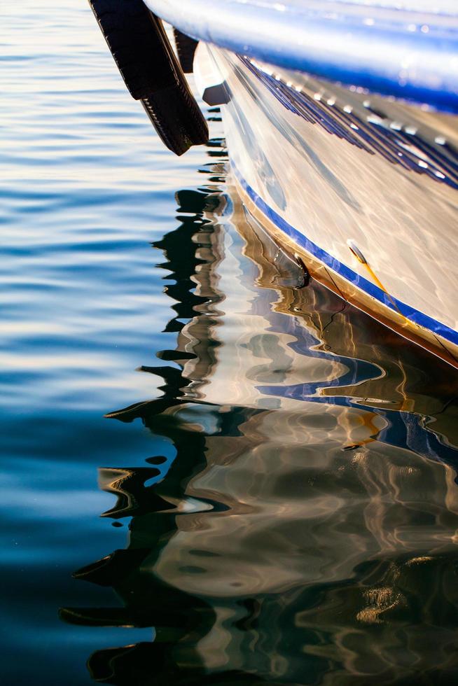 riflesso della barca sull'acqua del mare foto