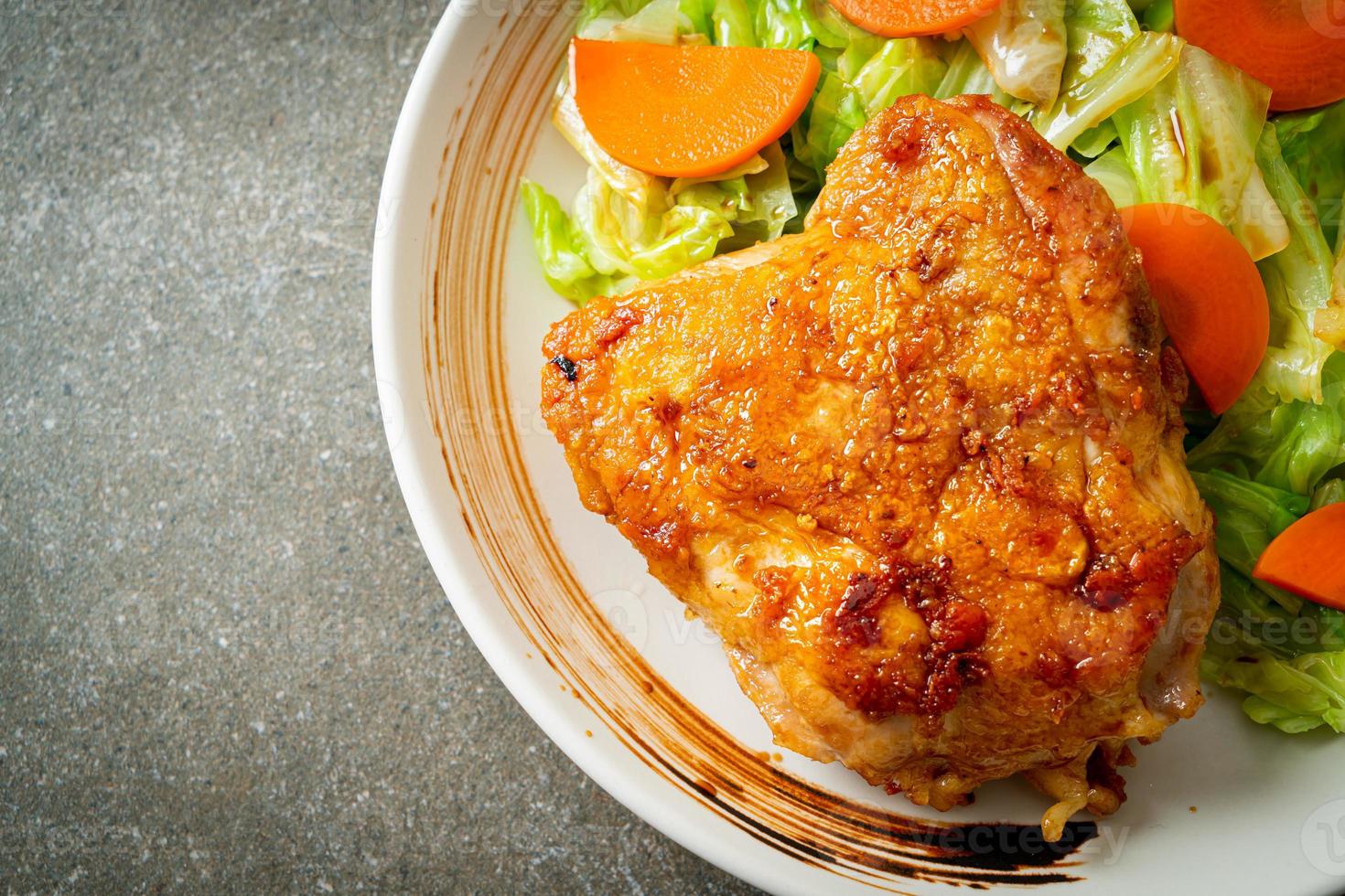 teppanyaki bistecca di pollo teriyaki con cavolo e carota foto