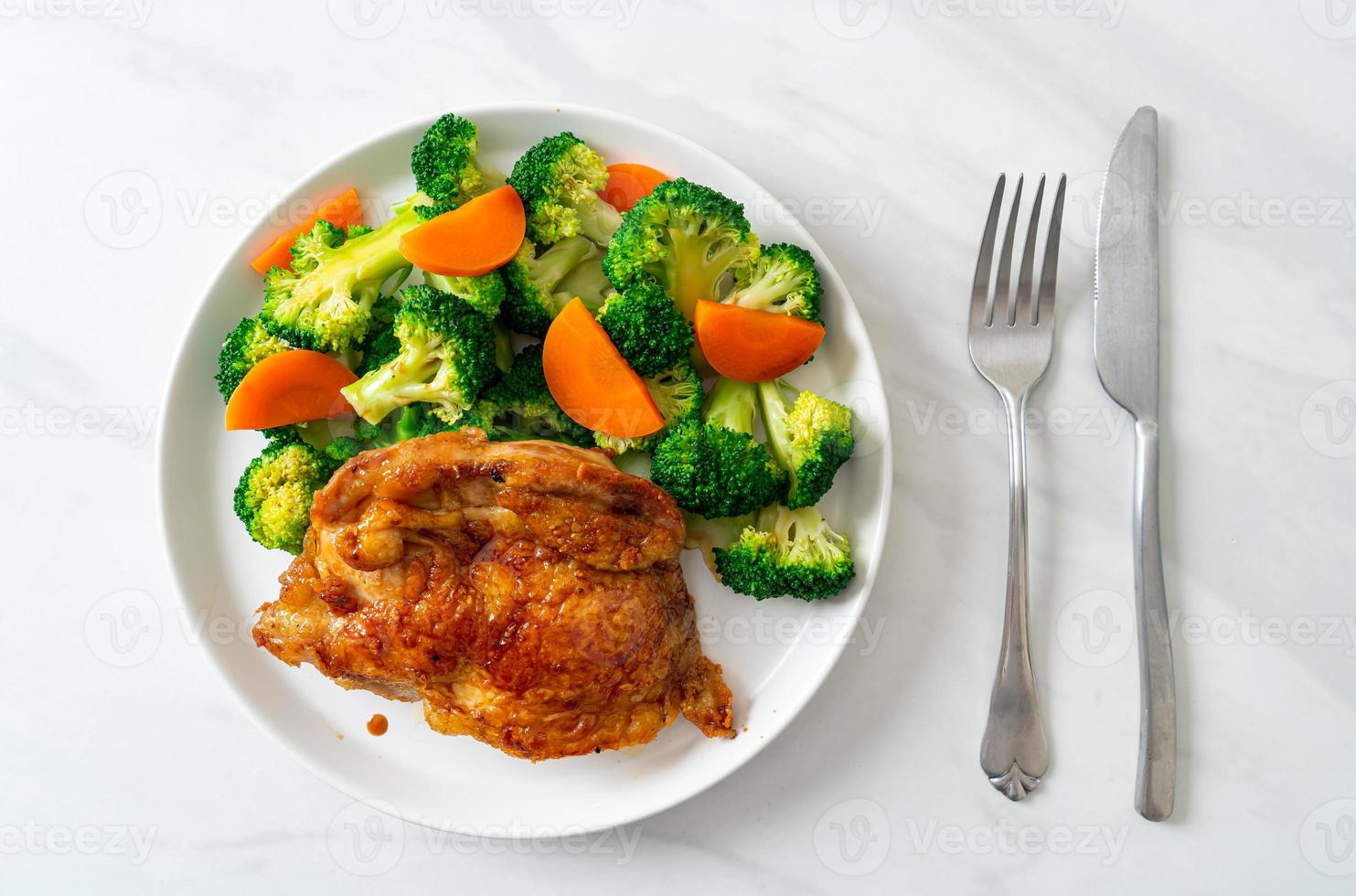 Bistecca di pollo teriyaki con broccoli e carote foto