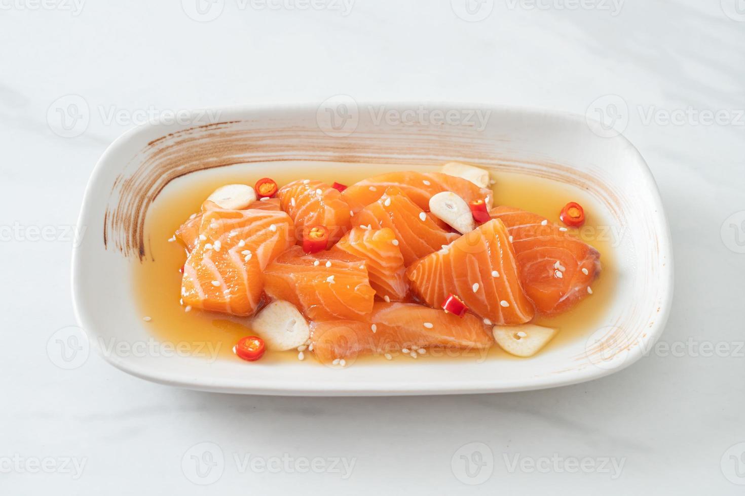 salmone fresco crudo marinato shoyu o salsa di soia marinata al salmone - stile asiatico foto