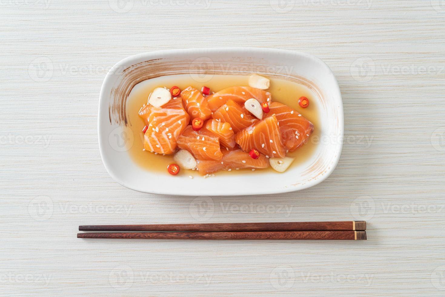 salmone fresco crudo marinato shoyu o salsa di soia marinata al salmone - stile asiatico foto