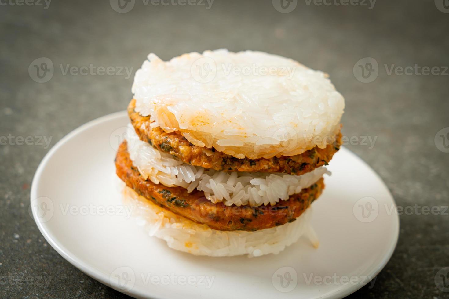 maiale speziato alla griglia fatto in casa ed erbe aromatiche con hamburger di riso appiccicoso foto