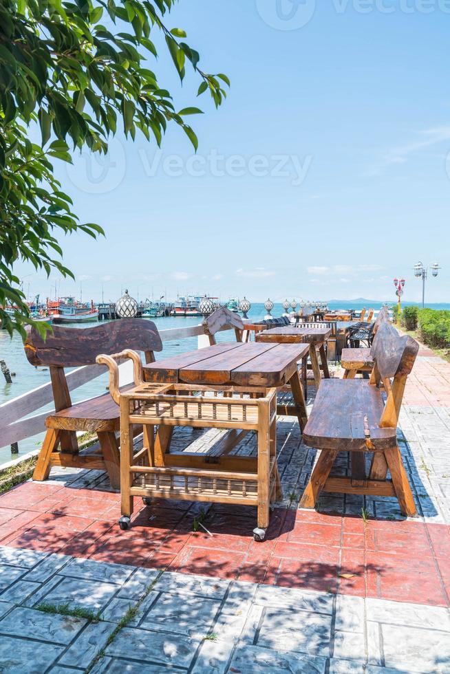 sedia e tavolo al ristorante con terrazza con sfondo vista mare foto