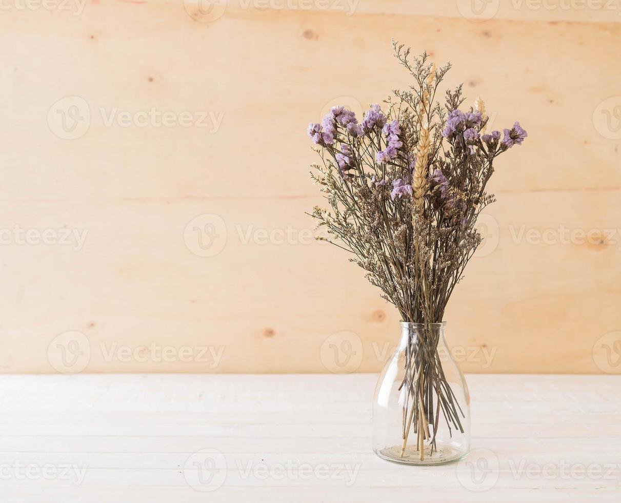 statice e fiori di caspia in vaso foto