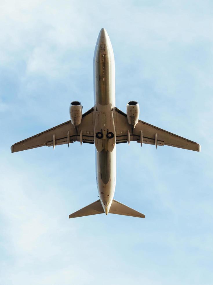un aereo commerciale in decollo foto