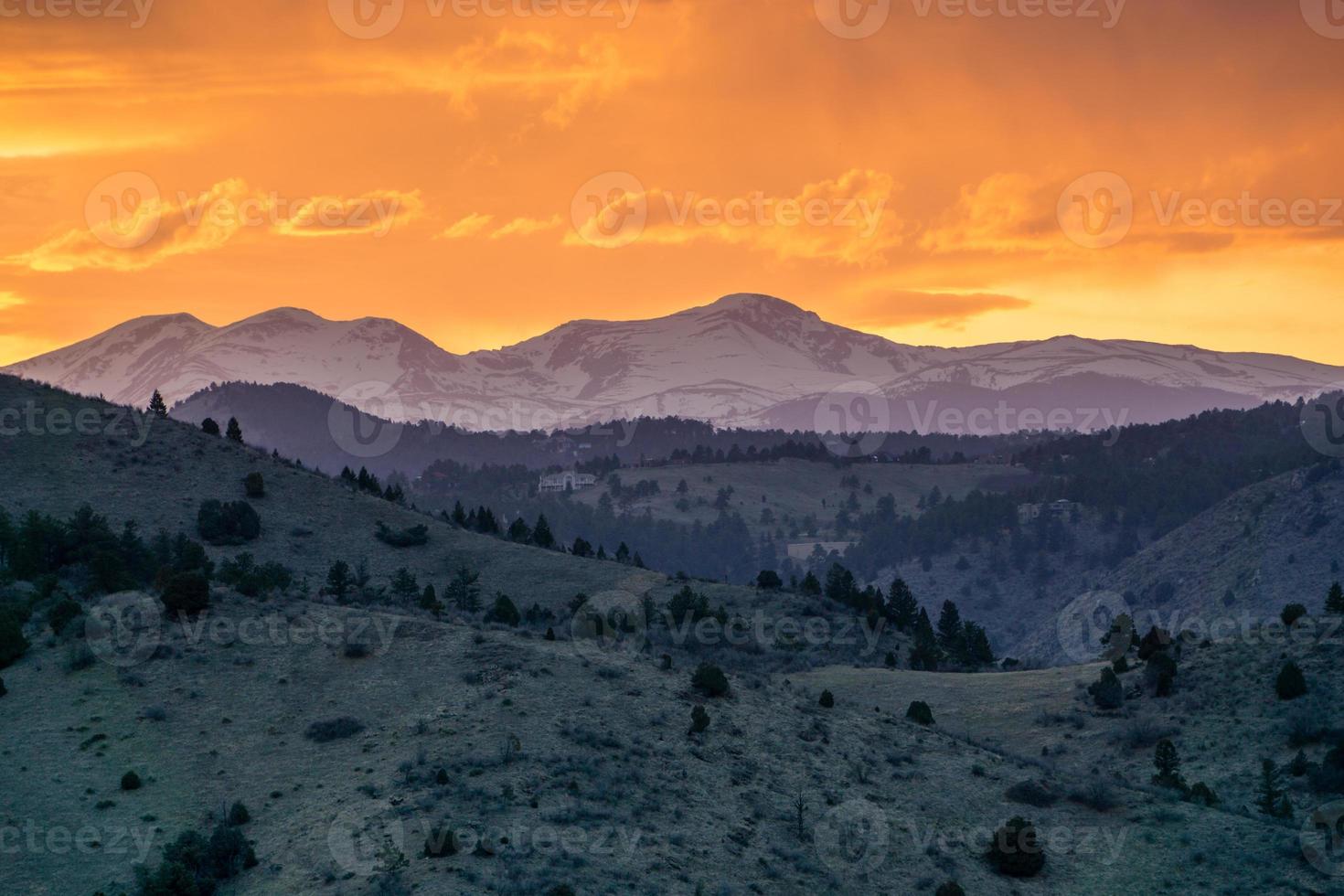 tramonto sulle montagne rocciose foto