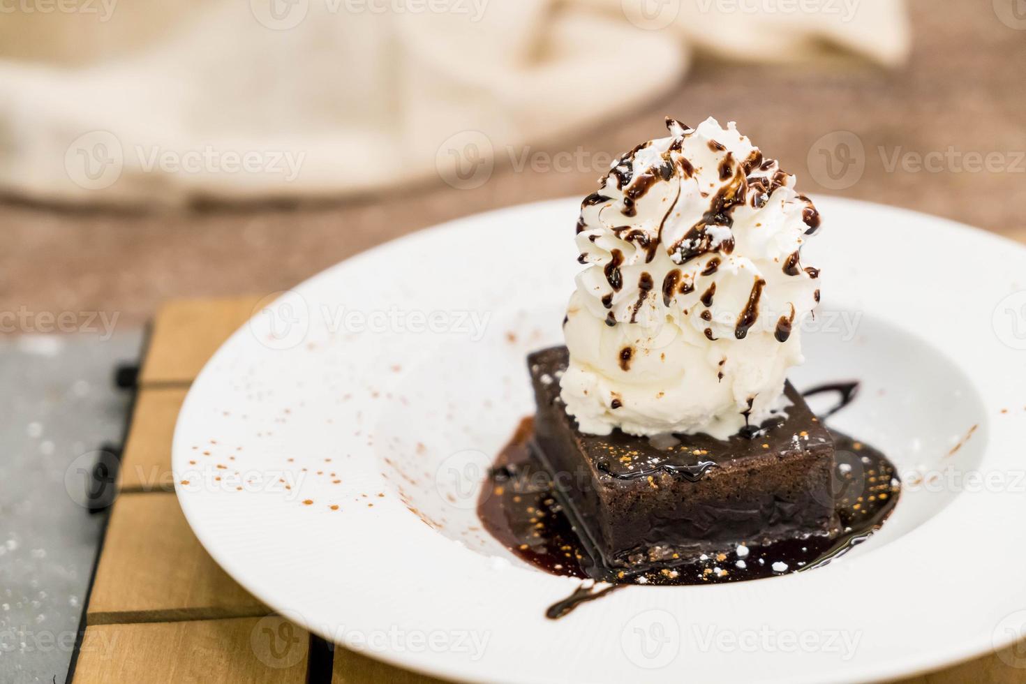 brownie sundae con una pallina di gelato alla vaniglia foto