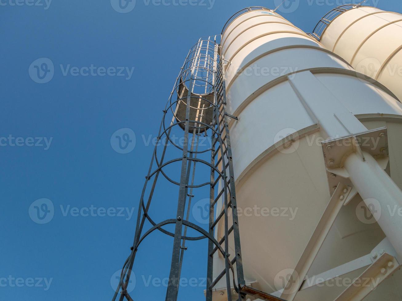 silo, un contenitore cilindrico per lo stoccaggio di prodotti granulari foto