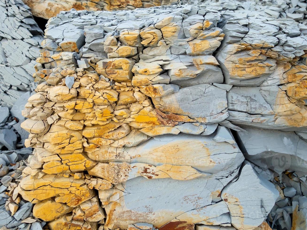 roccia di montagna con pietre grigie, bianche, marroni, caucaso foto