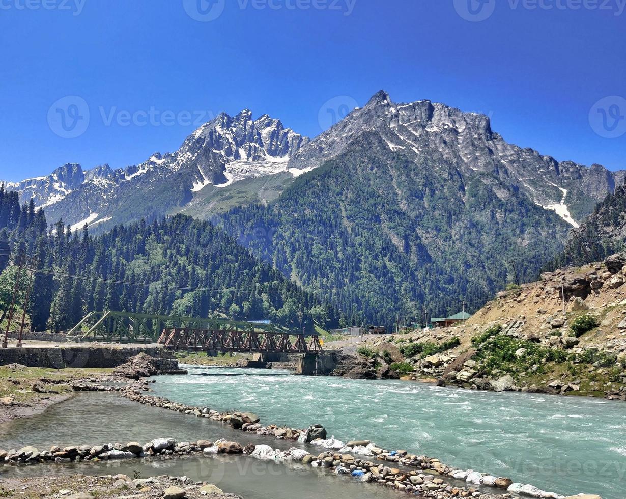 fiume sindh in sonamarg kashmir con montagne sullo sfondo foto