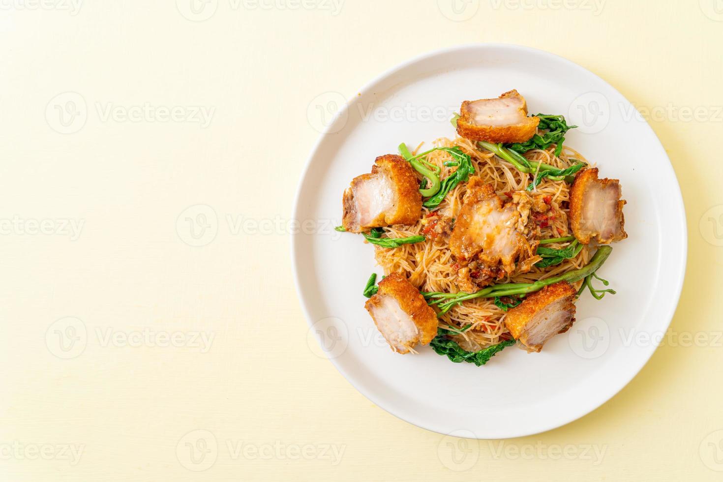 vermicelli di riso saltati in padella e mimosa d'acqua con pancetta di maiale croccante foto