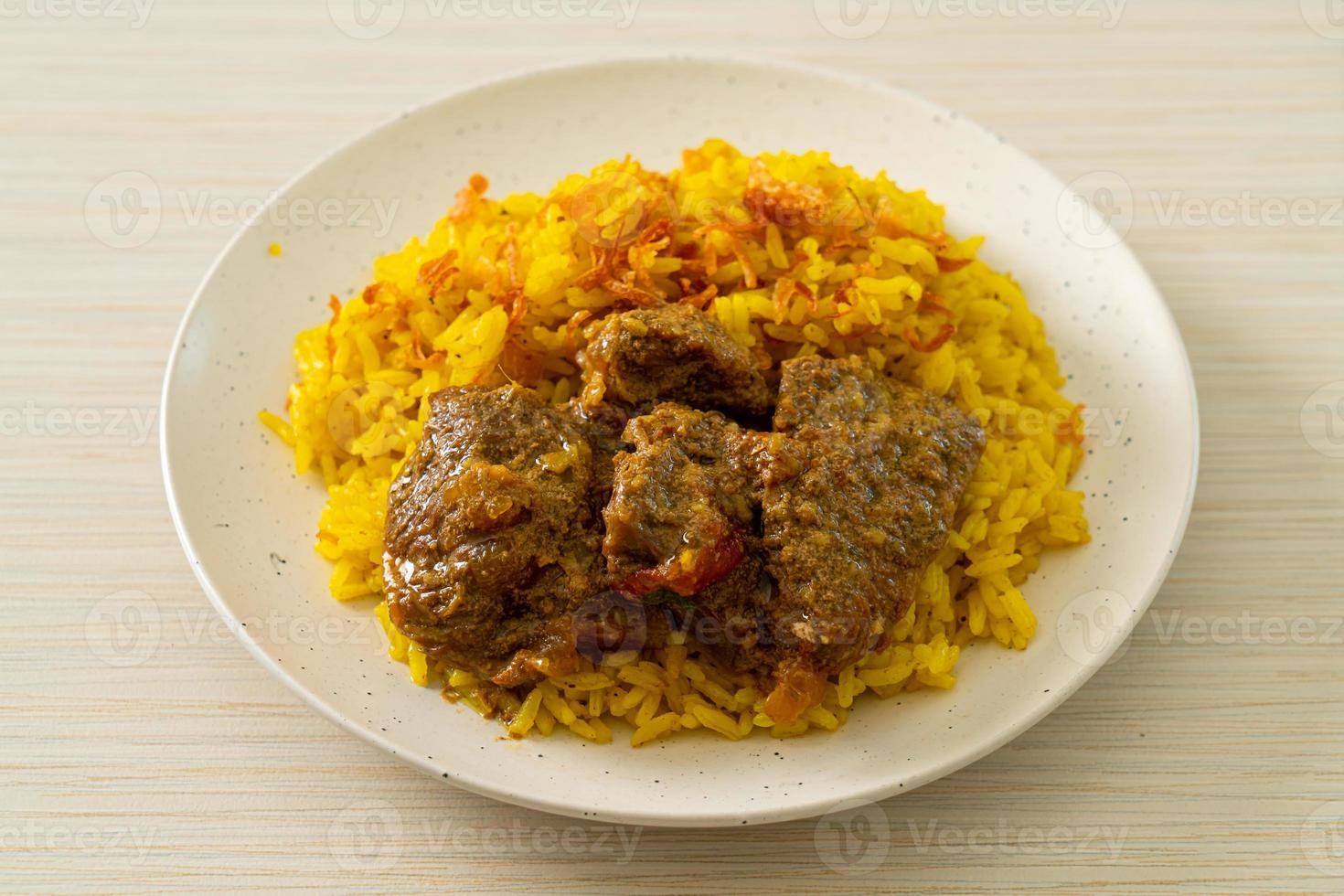 biryani di manzo o riso al curry e manzo foto