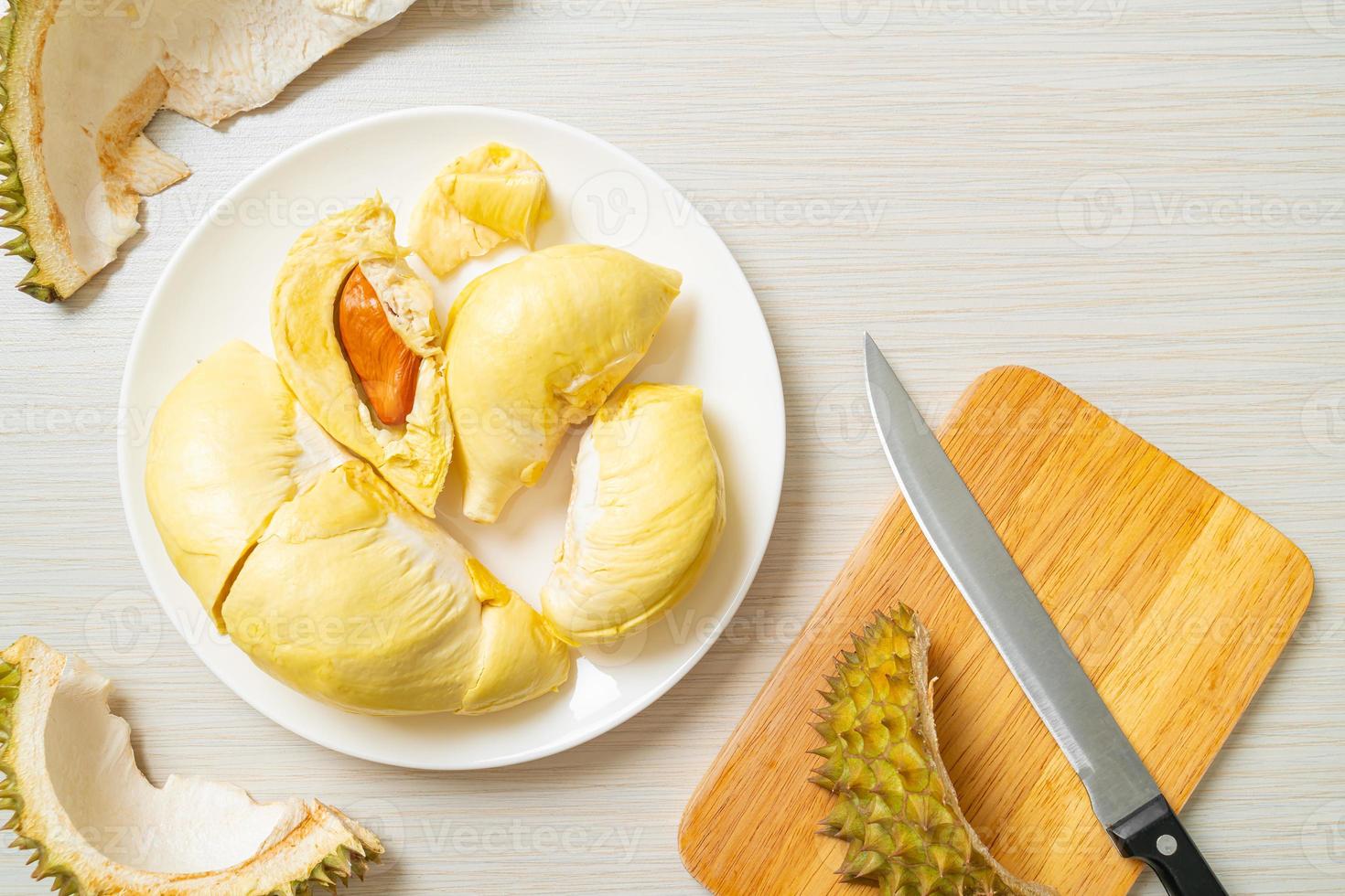 durian stagionato e fresco, buccia di durian foto