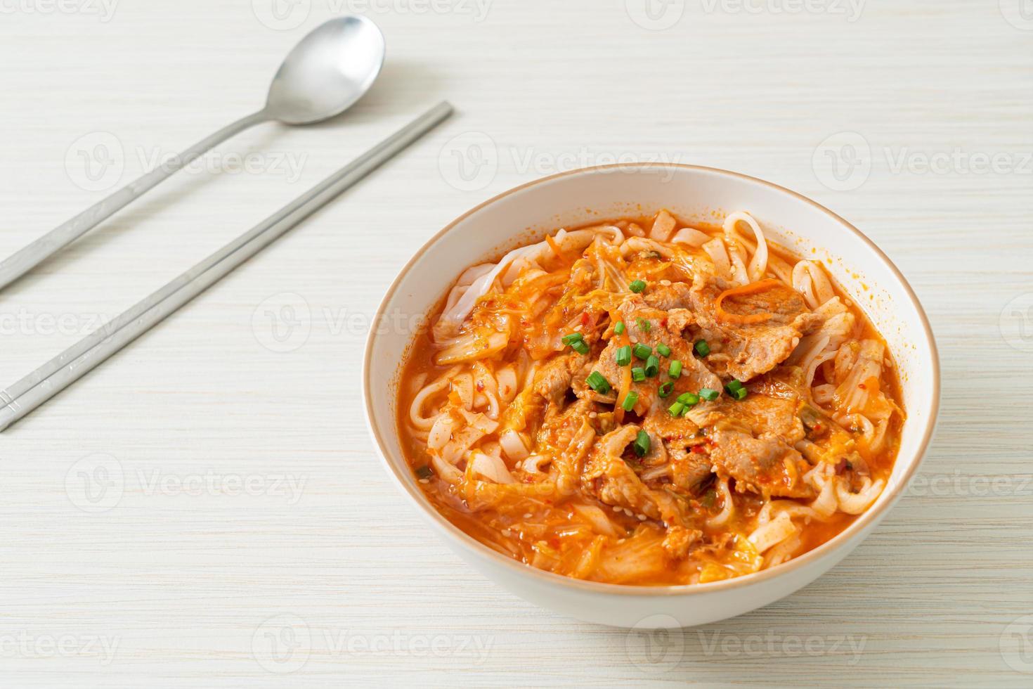 udon coreani ramen noodles con maiale in zuppa di kimchichi foto