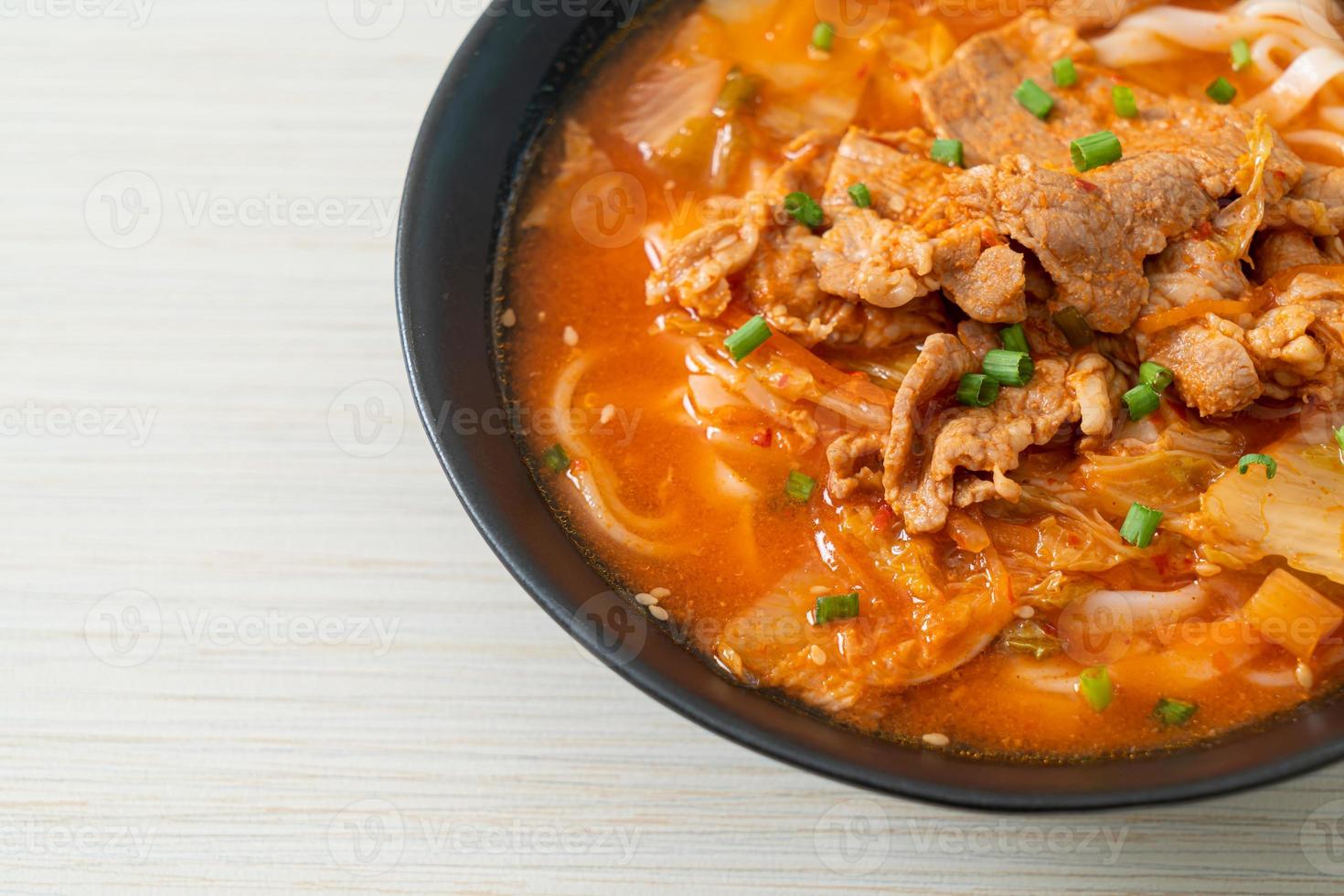 udon coreani ramen noodles con maiale in zuppa di kimchichi foto