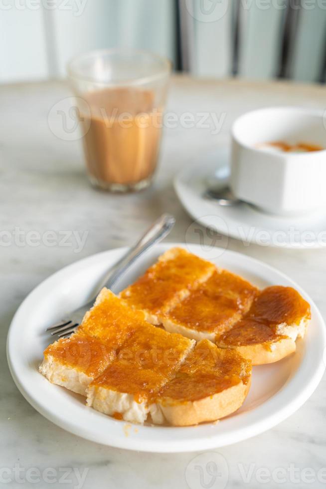 crema pasticcera con pane tostato foto